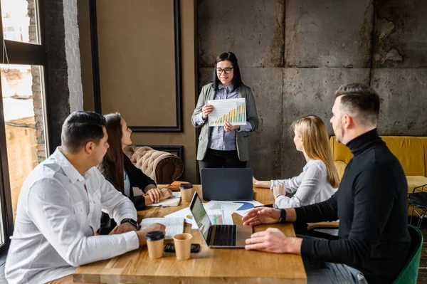 Jeunes créateurs au bureau moderne — Photo