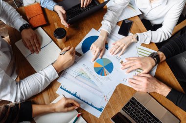 Eller, grafikler ve grafikler üzerindeki üst görünüm