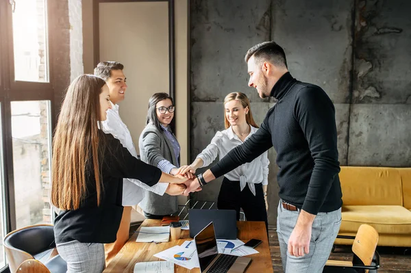 Mani impilate insieme, segno e simbolo del lavoro di squadra — Foto Stock