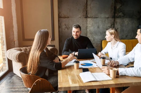 Giovane squadra di successo in un ufficio loft — Foto Stock