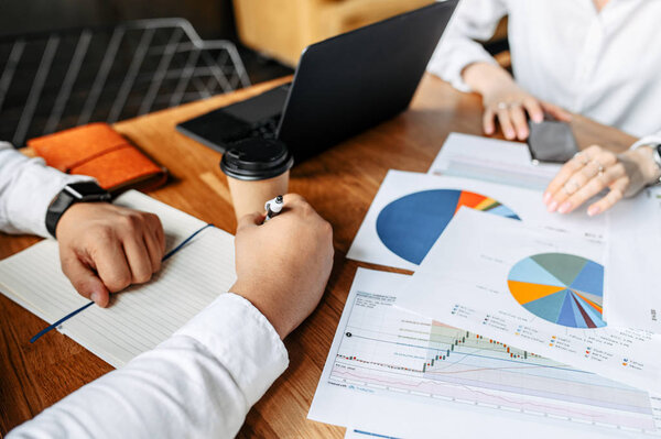 Вид сверху на работников в офисе
