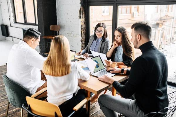 Lavoro di squadra di giovani e ambiziosi — Foto Stock