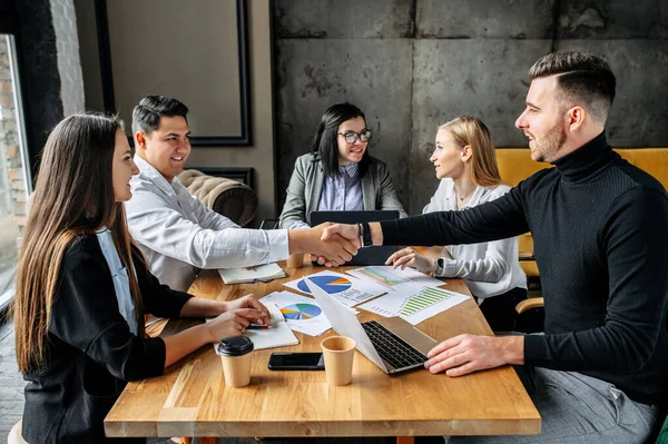 Ragazzi stringono la mano come segno di un accordo di successo — Foto Stock