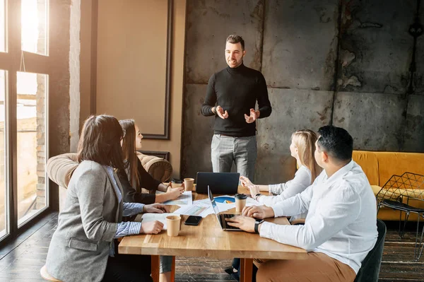 Líder del discurso frente a los empleados en una reunión — Foto de Stock