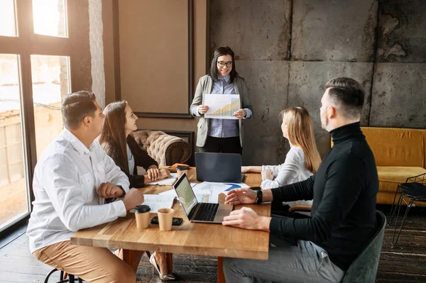 Jeunes créateurs au bureau moderne — Photo