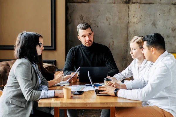 Líder del discurso frente a los empleados en una reunión — Foto de Stock