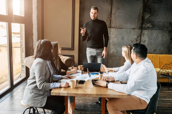 Líder del discurso frente a los empleados en una reunión — Foto de Stock