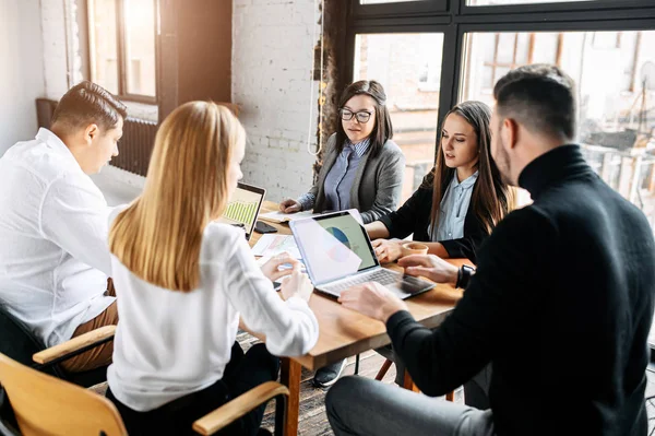 Travail d'équipe de jeunes et ambitieux — Photo