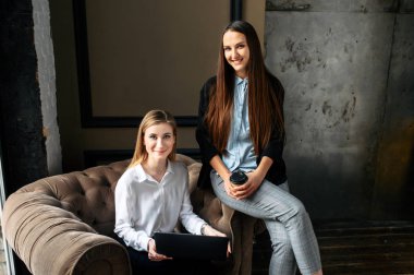 Ofiste iki genç bayan meslektaşım var.