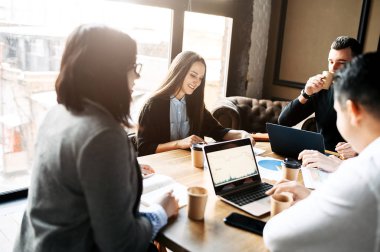 Bir ofiste genç ve hırslı insanlar.