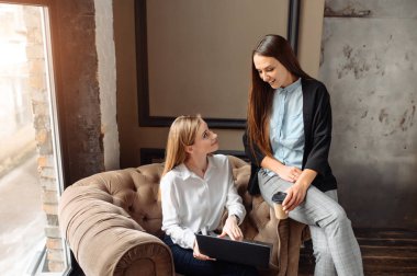 Ofiste iki genç bayan meslektaşım var.