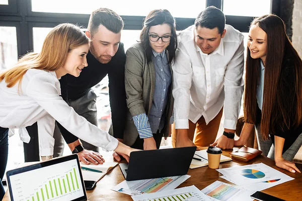 Trabalho em equipe no escritório no estilo loft — Fotografia de Stock