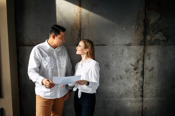 Uomo e donna con documenti in mano — Foto Stock