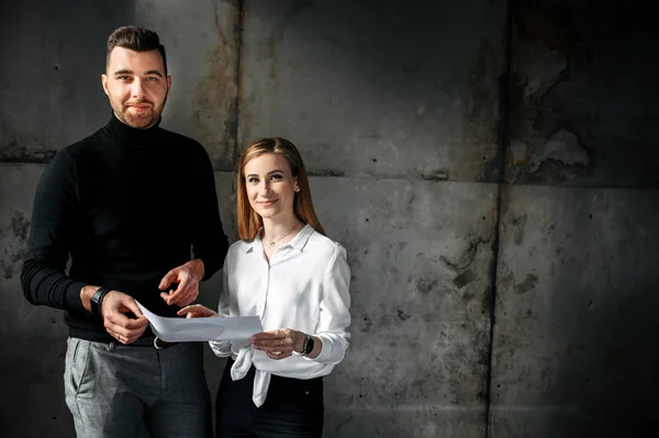 Hombre y mujer con documentos en las manos . — Foto de Stock