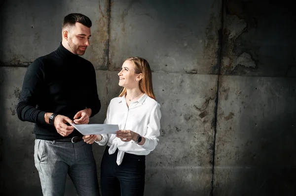 Uomo e donna con documenti in mano . — Foto Stock