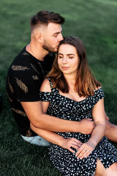 Retrato de um casal apaixonado ao ar livre na grama — Fotografia de Stock