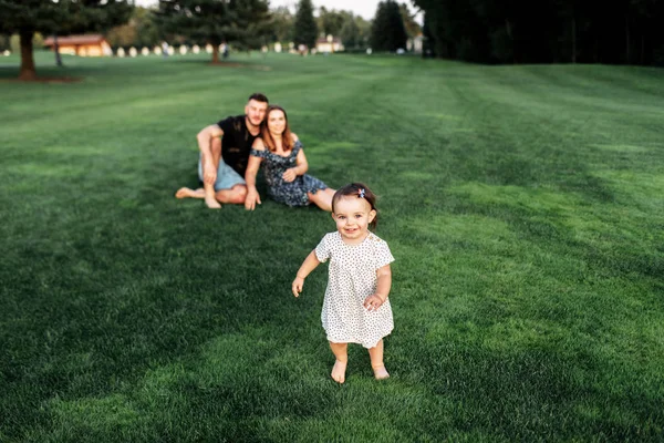 Les jeunes parents passent du temps avec leur petite fille — Photo