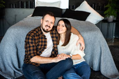 Çatı katındaki yatak odasında çekici bir çift.