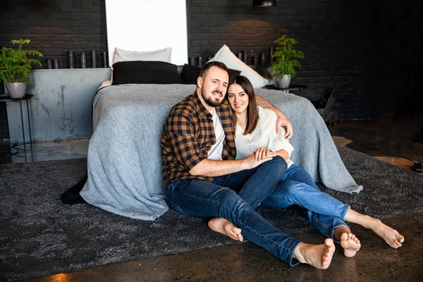 Couple attrayant dans une chambre loft à la maison — Photo
