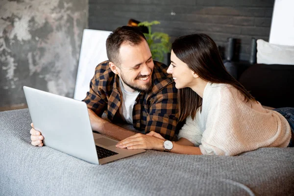 Близкий портрет пары с ноутбуком дома — стоковое фото