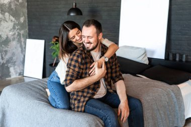 Çatı katındaki yatak odasında çekici bir çift.