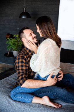 Yataktaki genç bir çiftin yakın plan portresi.