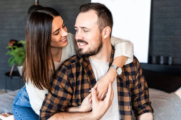 Atractiva pareja en un dormitorio loft en casa — Foto de Stock