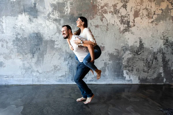 Liebesgeschichte im Loft-Stil Studio — Stockfoto