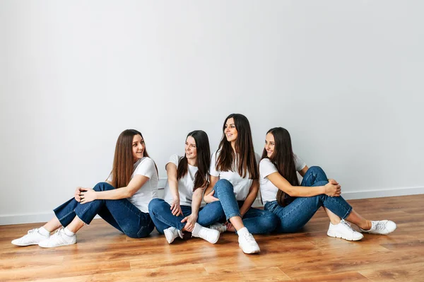 Meninas jovens e despreocupados sentar no chão — Fotografia de Stock