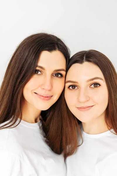Retrato de cerca de dos chicas morenas jóvenes — Foto de Stock