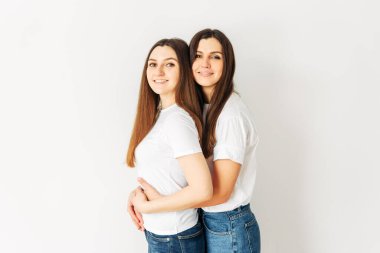 Stüdyoda iki çekici genç kız.