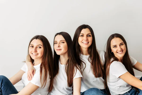 Um grupo de jovens meninas em camisetas brancas idênticas — Fotografia de Stock