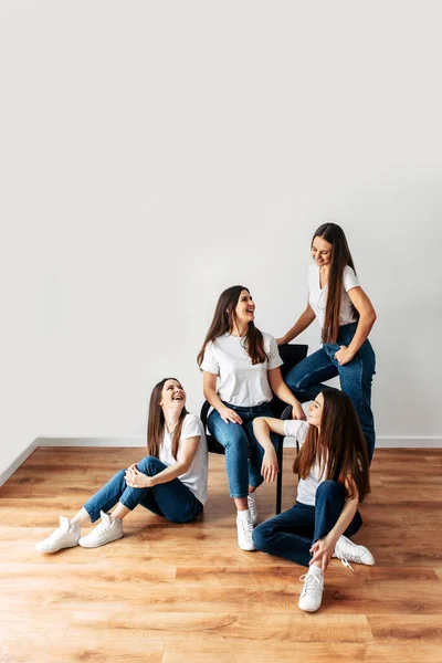 Cuatro chicas morenas en camisetas blancas posando — Foto de Stock