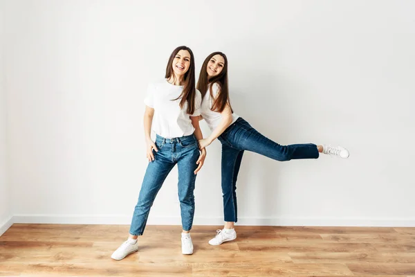 Meninas estão se divertindo no estúdio — Fotografia de Stock