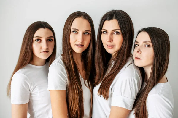 Grupo de chicas jóvenes con ropa similar en el estudio — Foto de Stock