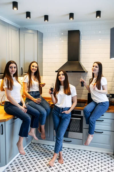 Retrato de niñas en ropa idéntica en la cocina — Foto de Stock