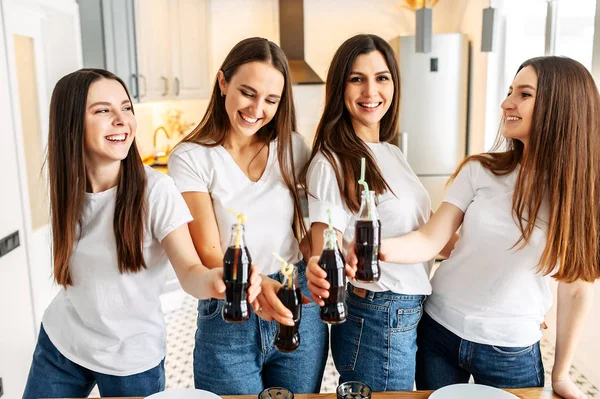 Meninas rindo com garrafas de cola nas mãos — Fotografia de Stock