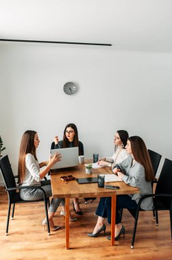 Ofisteki bir toplantıda genç çekici kadınlar