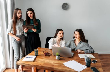 Ofisteki kullanışlı kadınlar aktif olarak tartışıyorlar