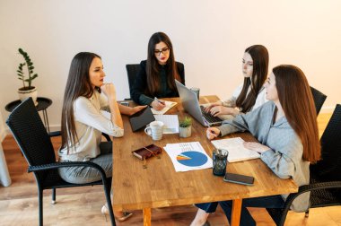 Ofisteki bir toplantıda genç çekici kadınlar