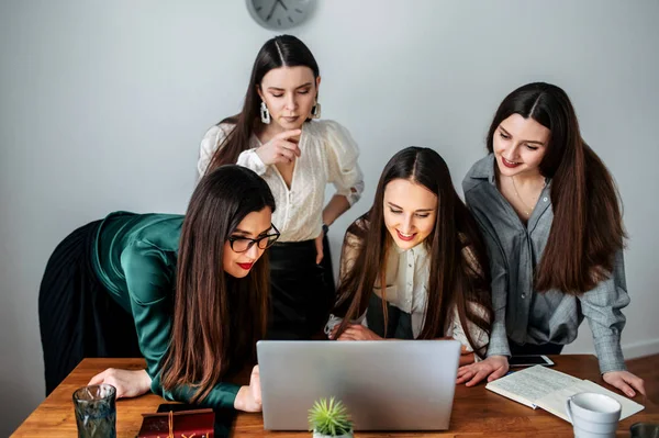 Frauen im Büro schauen auf den Laptop-Bildschirm — Stockfoto