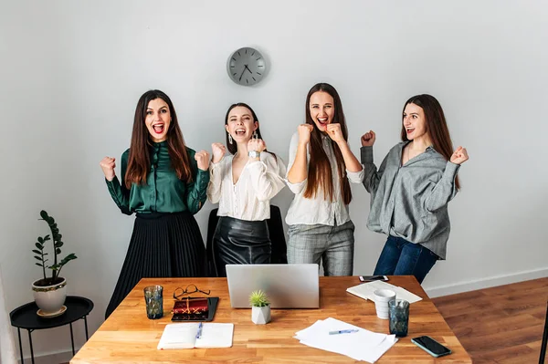 Starke und unabhängige junge Frauen im Amt — Stockfoto