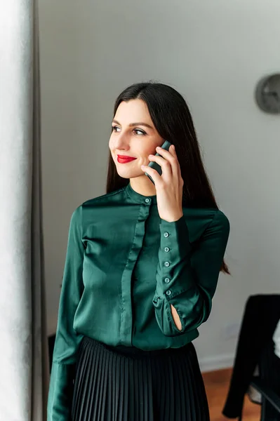 Mladá obchodní žena mluví na smartphonu — Stock fotografie