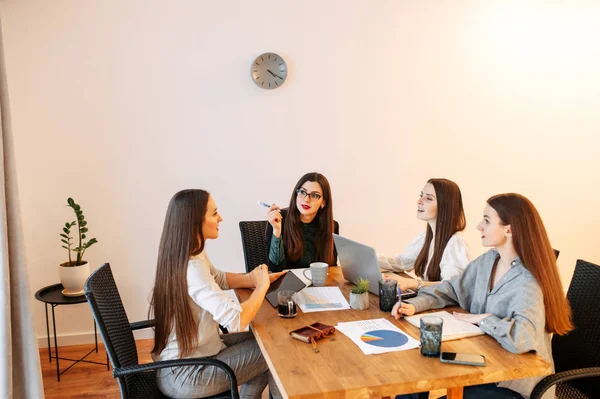 Squadra femminile in ufficio al tavolo — Foto Stock