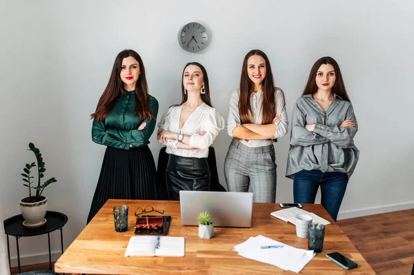 Jóvenes mujeres atractivas de pie brazos cruzados — Foto de Stock