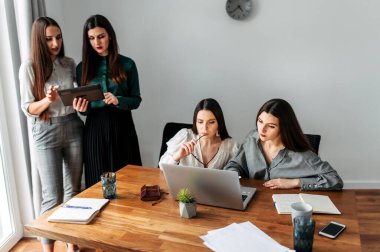 Ofisteki kullanışlı kadınlar aktif olarak tartışıyorlar