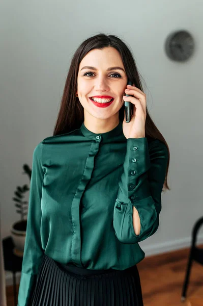 Joven mujer de negocios habla en smartphone — Foto de Stock