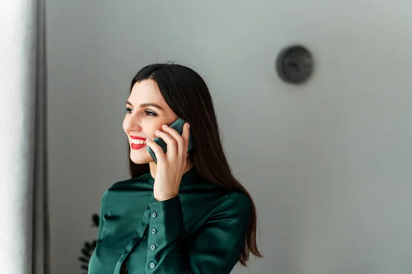 Mladá obchodní žena mluví na smartphonu — Stock fotografie
