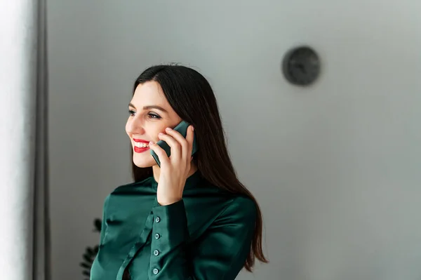 Joven mujer de negocios habla en smartphone — Foto de Stock