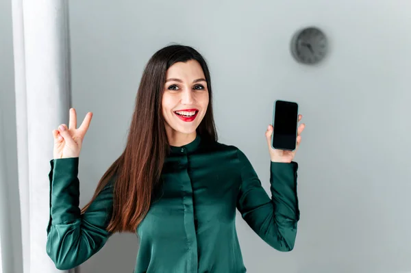 Mujer joven feliz con teléfono inteligente en la mano — Foto de Stock